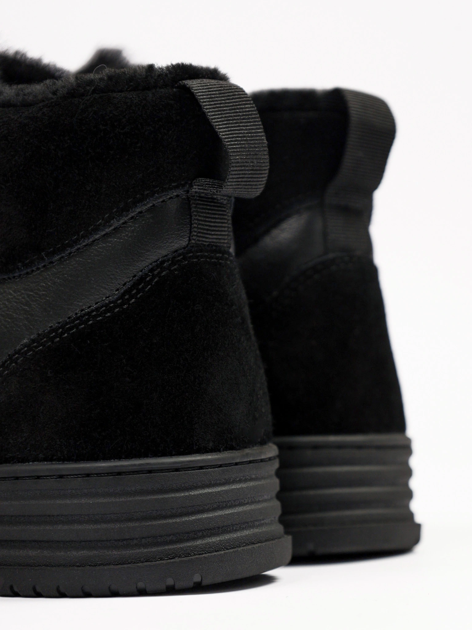 Ботинки комбинированные черного цвета на низкой платформе